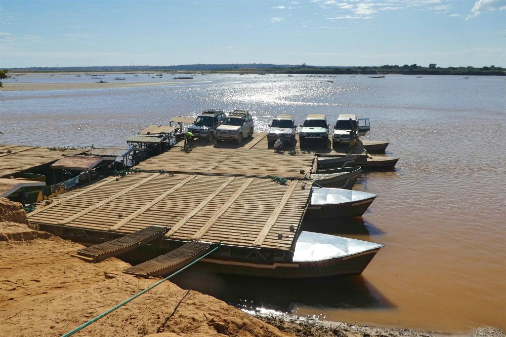 TSIMAFANA - onze terreinwagens staan op het punt van de autoveerboot af te rijden