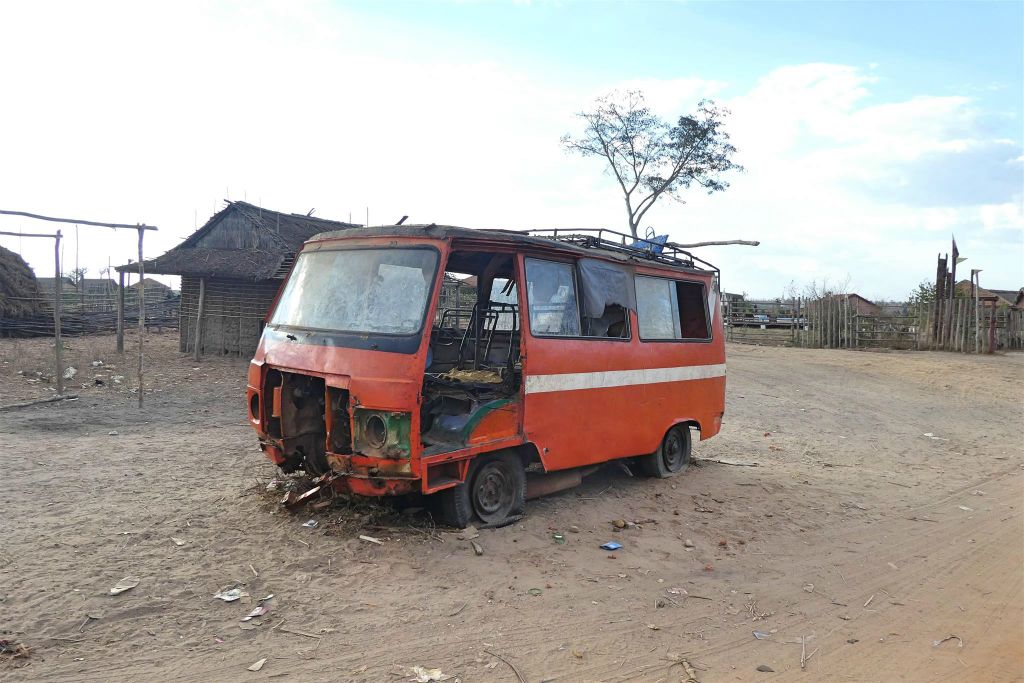 KIRINDY VILLAGE - een bus die rijp is voor de sloop