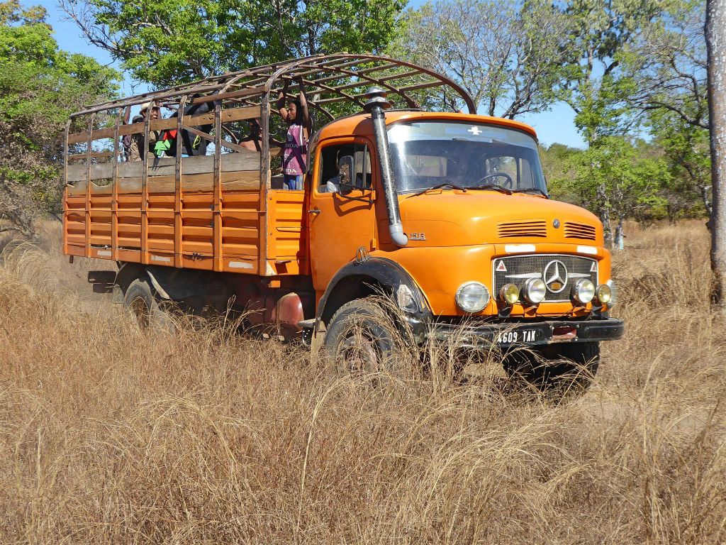 BEFASY -> FENOARIVO - een Mercedes 1513 vrachtwagen