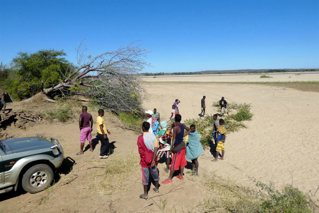 TANAMBAO - enkele Malagassiërs maken met takken een pad voor onze terreinwagens