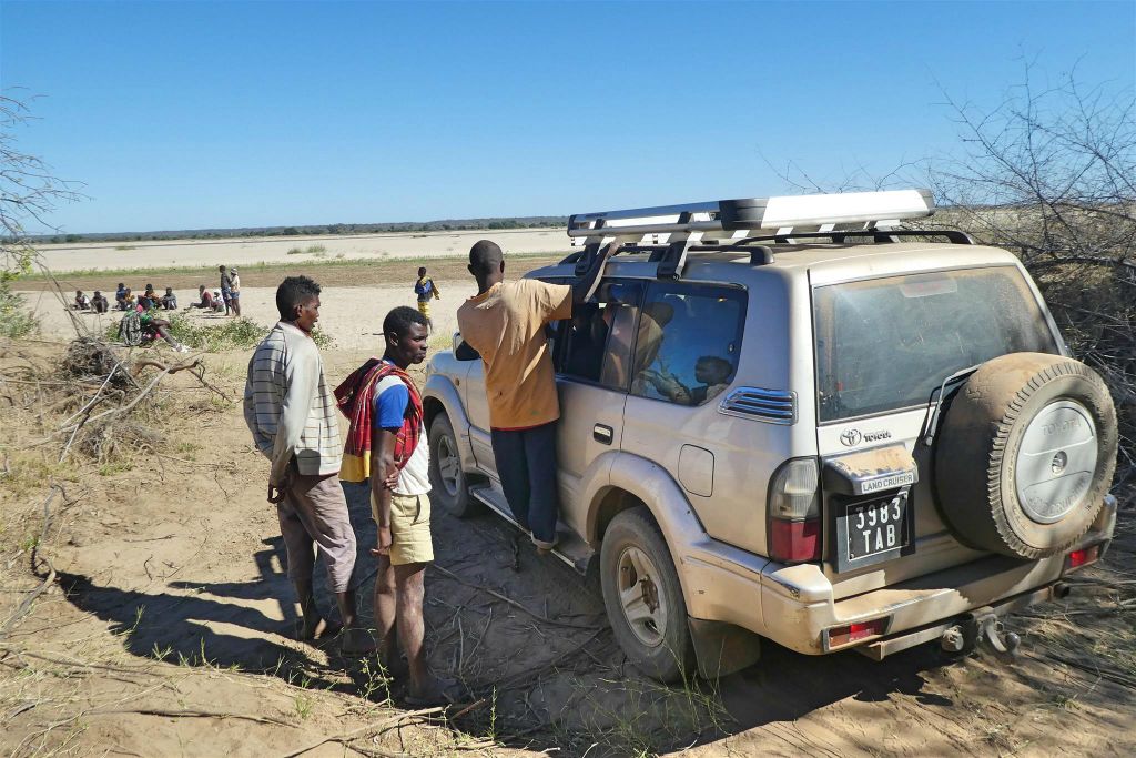 TANAMBAO - de eerste terreinwagen gaat het aangelegde pad met takken testen