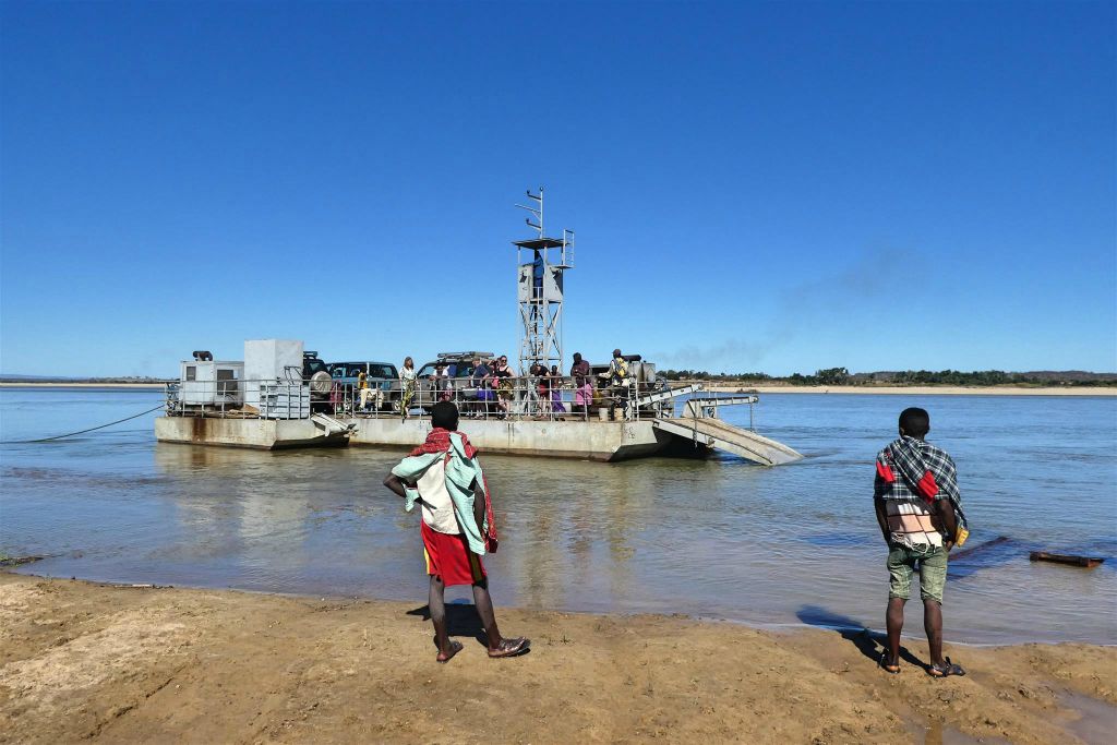 TANAMBAO - de auto-veerpont waarmee we de rivier gaan over steken