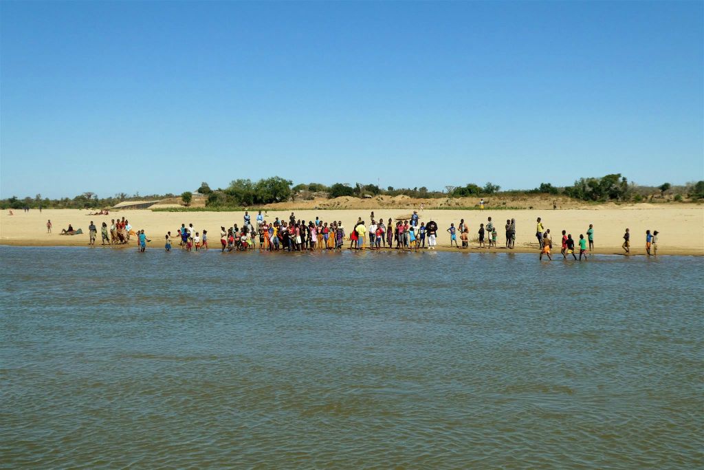 TANAMBAO - een flink aantal Malagassiërs op het strand