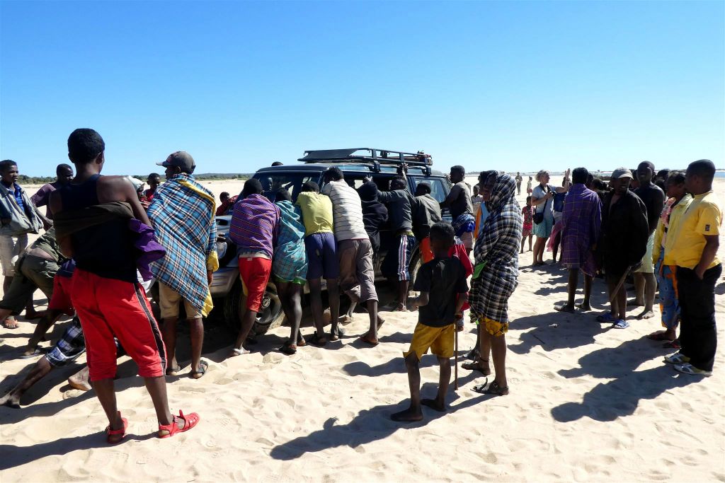 TANAMBAO - enkele Malagassiërs helpen mee om onze vastgelopen terreinwagen weer los te krijgen