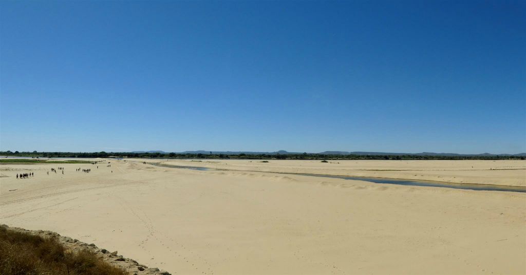 TANAMBAO - het strand