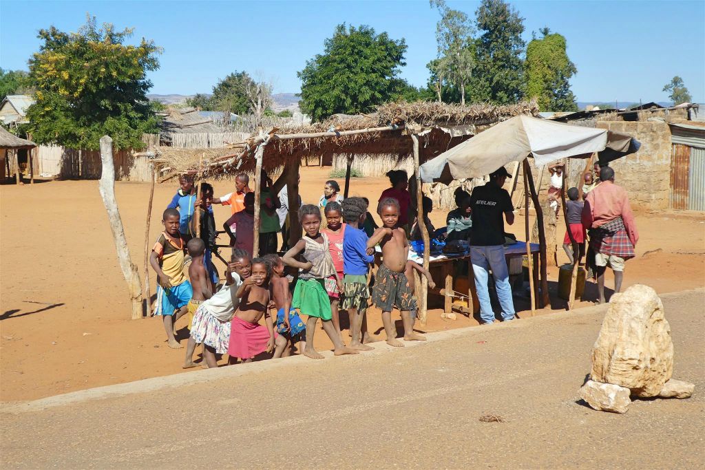 BEFANDRIANA SUD - enkele Malagassiërs langs een weg