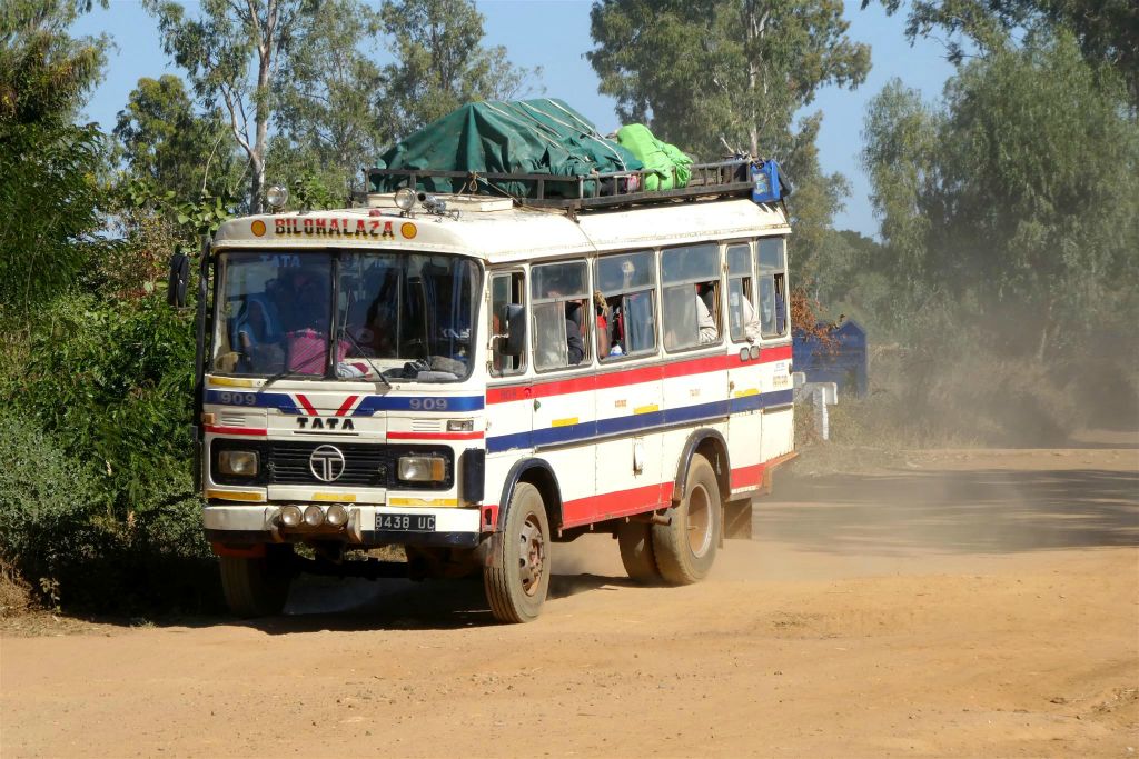 BEFANDRIANA SUD - een Tata 909 bus