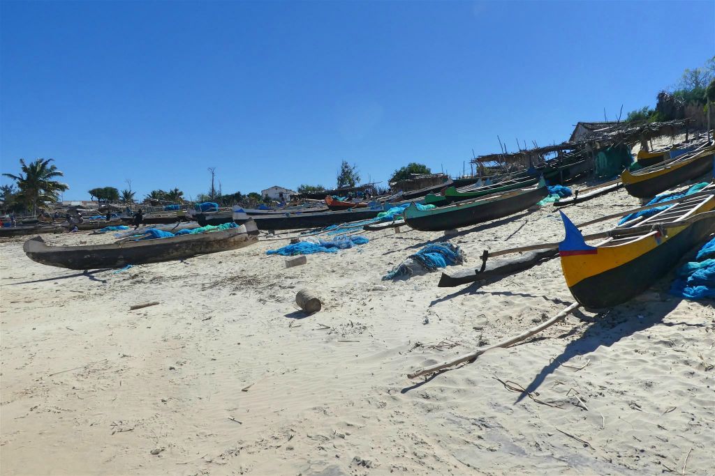 IFATY - een aantal boten op het strand