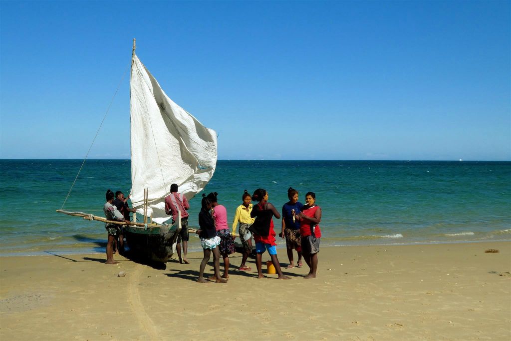 IFATY - enkele Malagassiërs op het strand