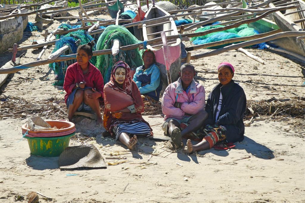 IFATY - enkele Malagassiërs op het strand