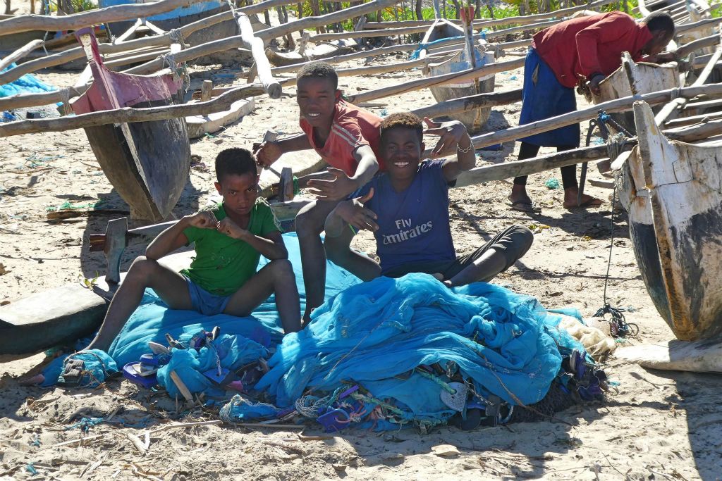 IFATY - drie jongens op het strand