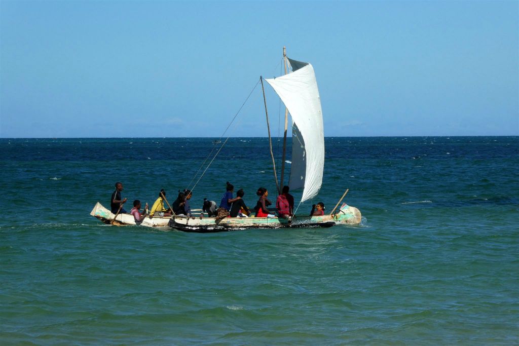 IFATY - enkele Malagassiërs met hun boten