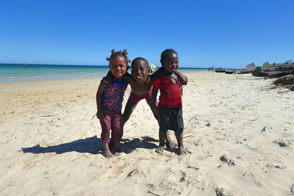 IFATY - drie kinderen op het strand