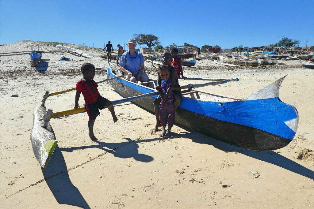 IFATY - Carlos met enkele kinderen in een boot op het strand