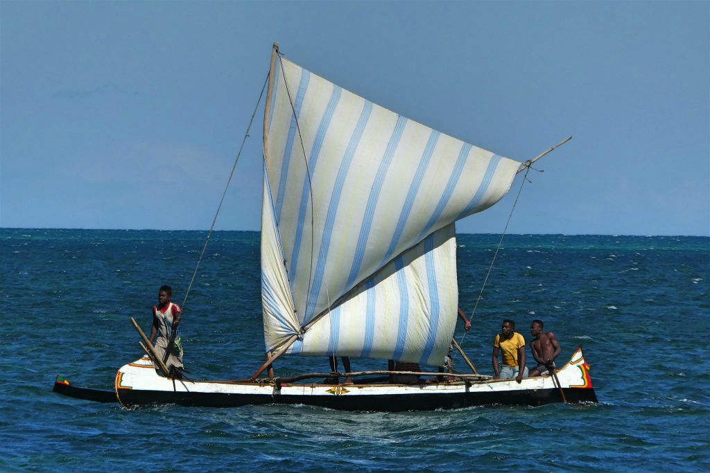 IFATY - enkele Malagassiërs aan het varen