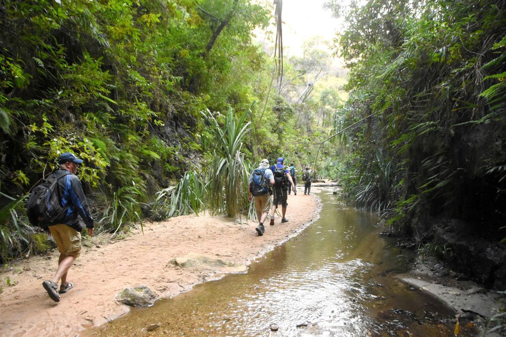 RANOHIRA (ISALO NATIONAL PARK) - Carlos en enkele groepsgenoten aan het wandelen in de kloof