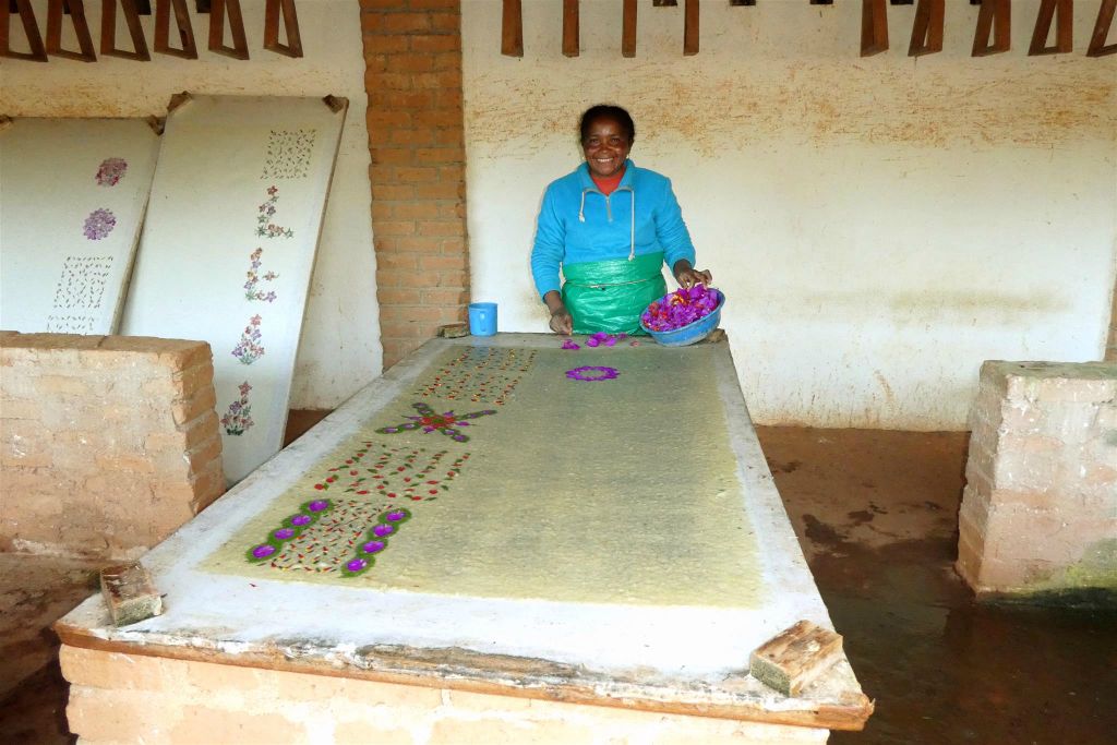 AMBALAVAO - een vrouw aan het werk in een papierfabriekje