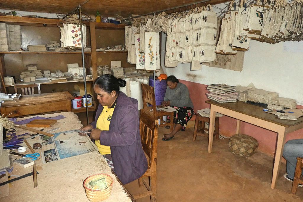 AMBALAVAO - een aantal vrouwen aan het werk in een papierfabriekje