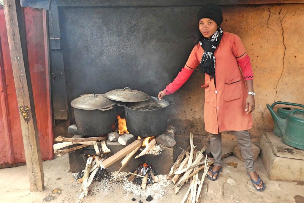 AMBALAVAO - een vrouw die zijderupsen aan het koken is bij een zijdefabriekje