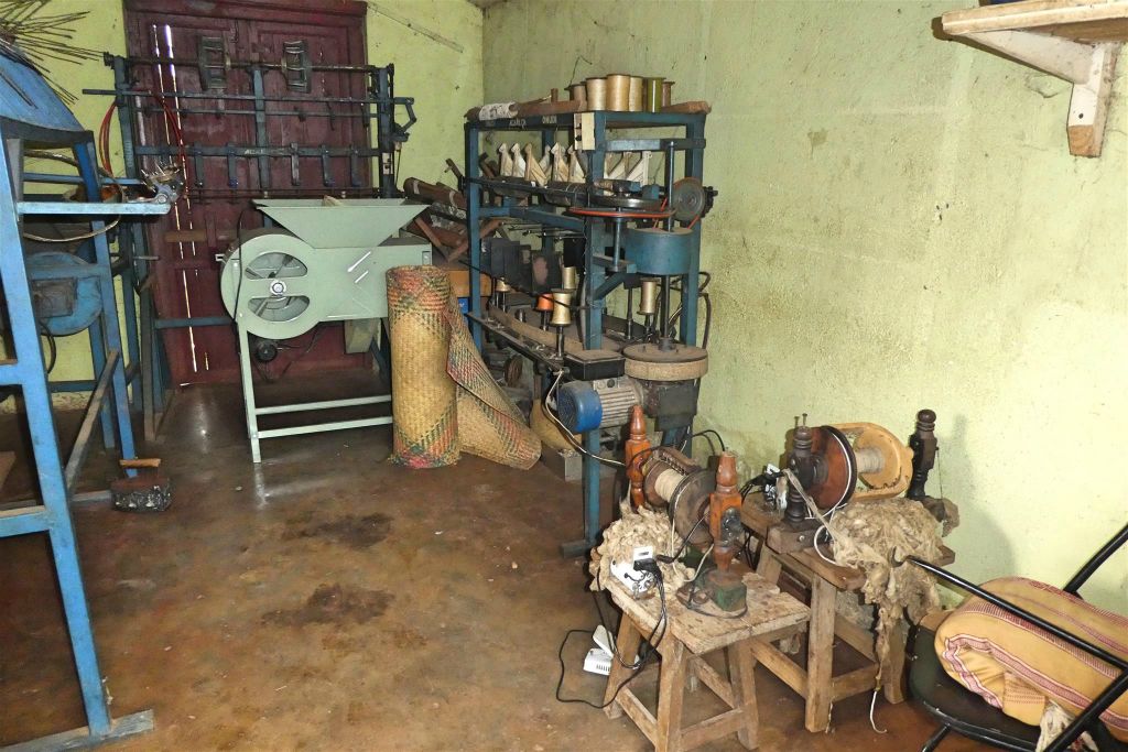 AMBALAVAO - enkele machines bij een zijdefabriekje