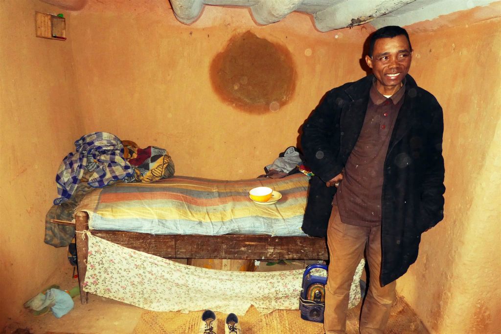 ANDRANOVORIVATO - een slaapkamer in een huis in het dorp