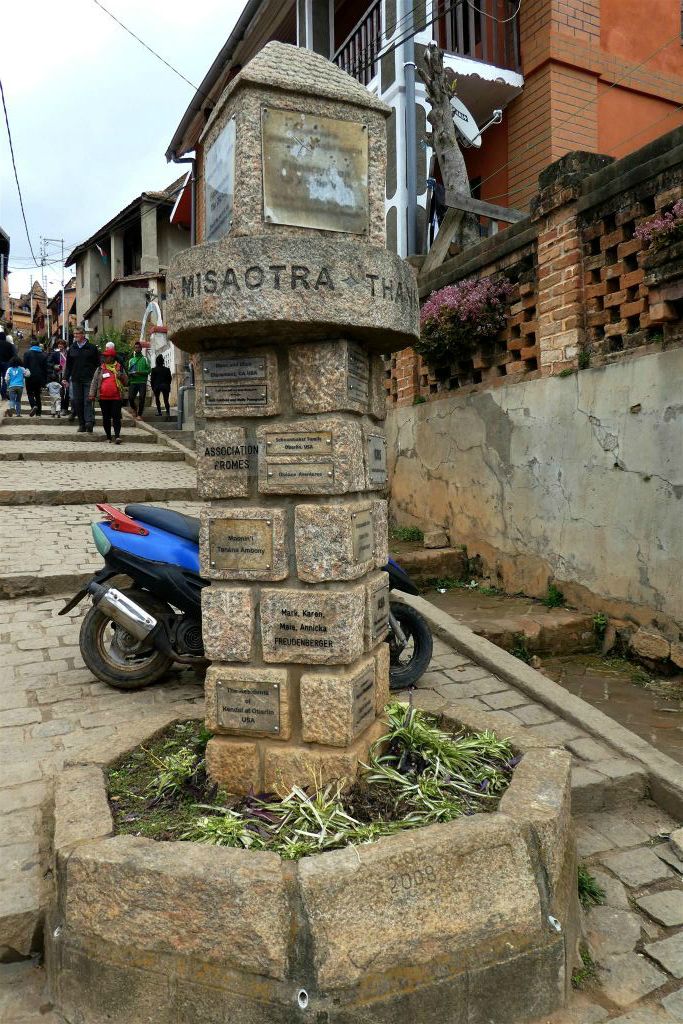 FIANARANTSOA - een gedenkteken ter ere van de restauratie van de oude binnenstad