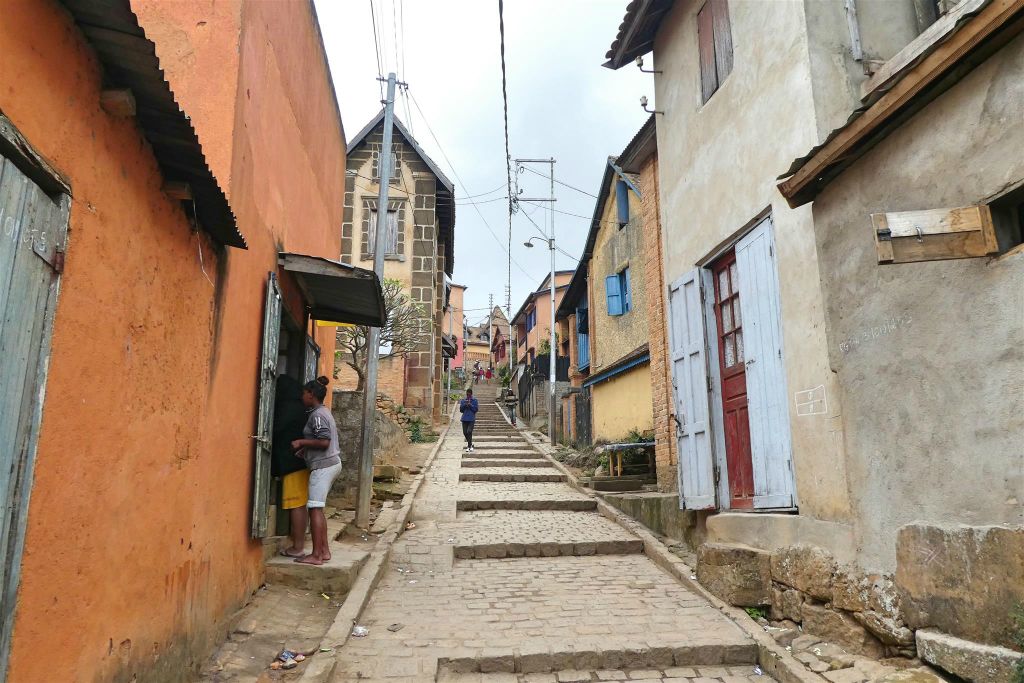 FIANARANTSOA - een smal straatje in de oude binnenstad