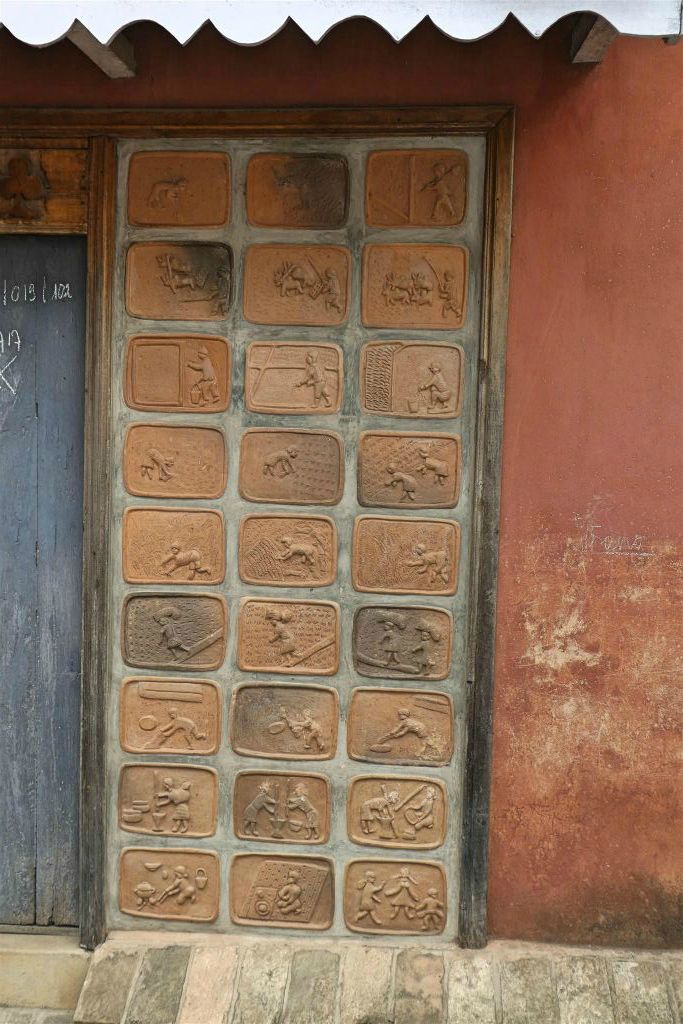 FIANARANTSOA - een muur met tegels met afbeeldingen
