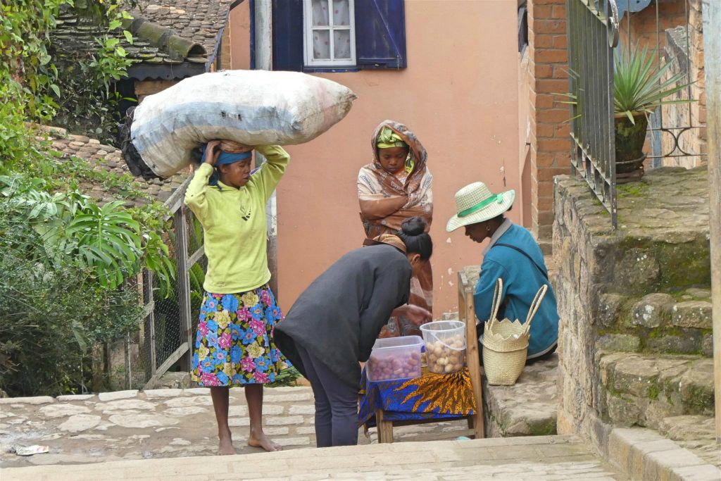 FIANARANTSOA - een kraam op straat