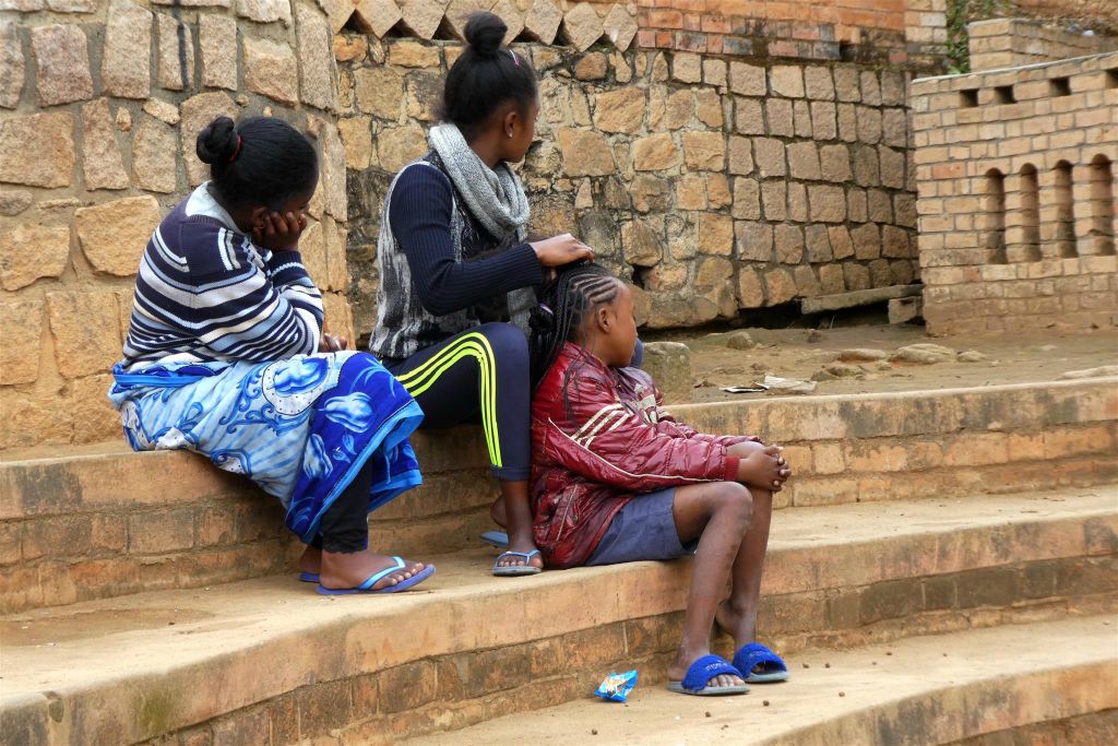FIANARANTSOA - het vlechten van haren op straat