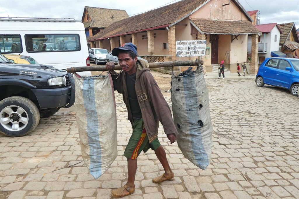 FIANARANTSOA - een man die houtskool draagt