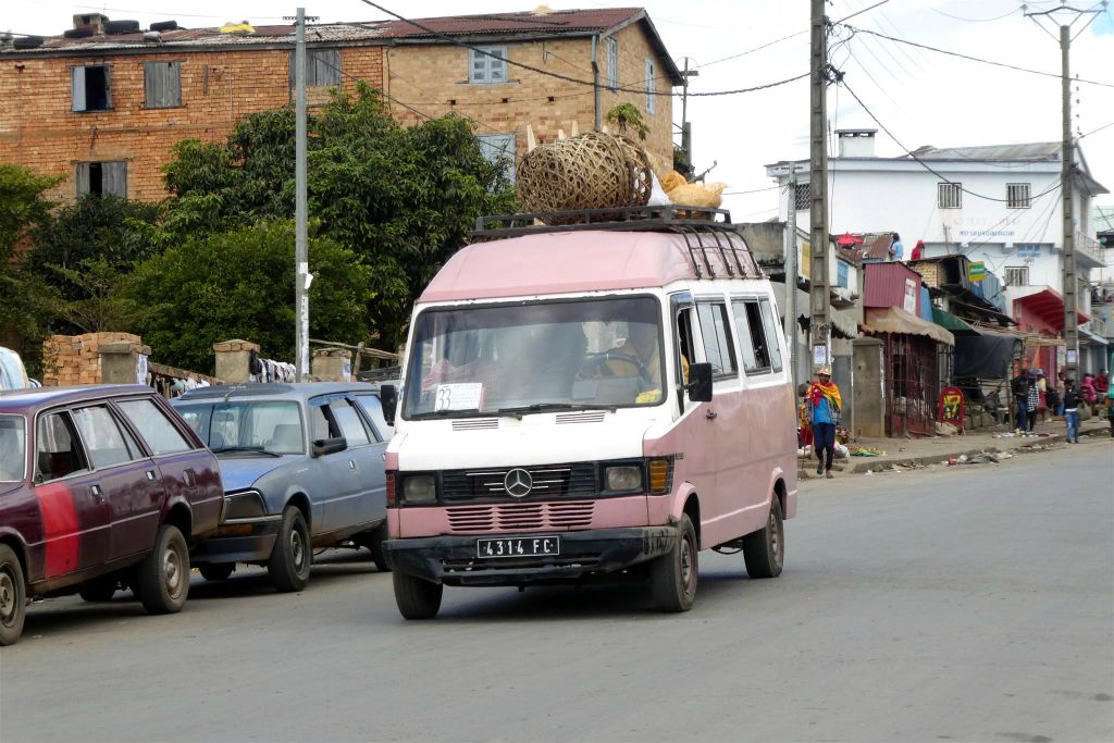 FIANARANTSOA - een minibus