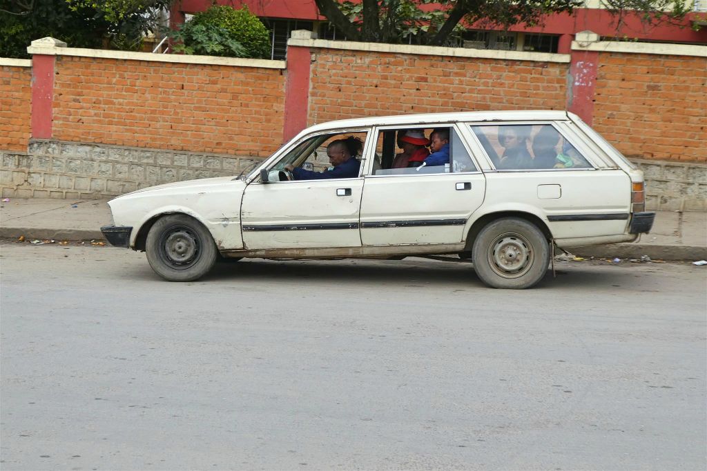 FIANARANTSOA - een volle Peugeot 305 SR Break