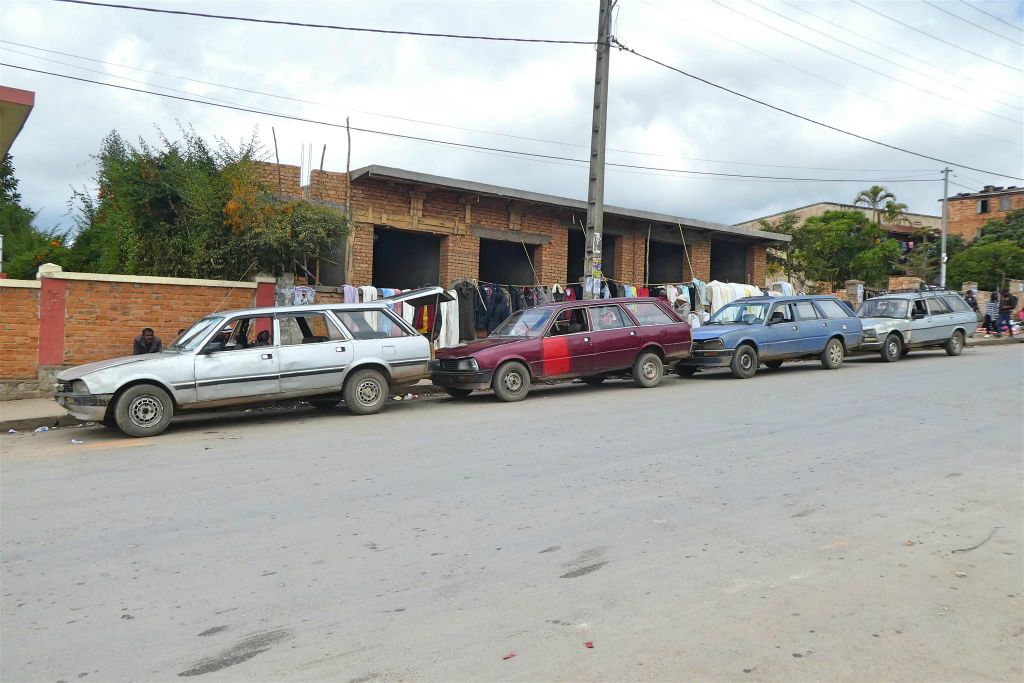 FIANARANTSOA - een aantal Peugeot 305 SR Break