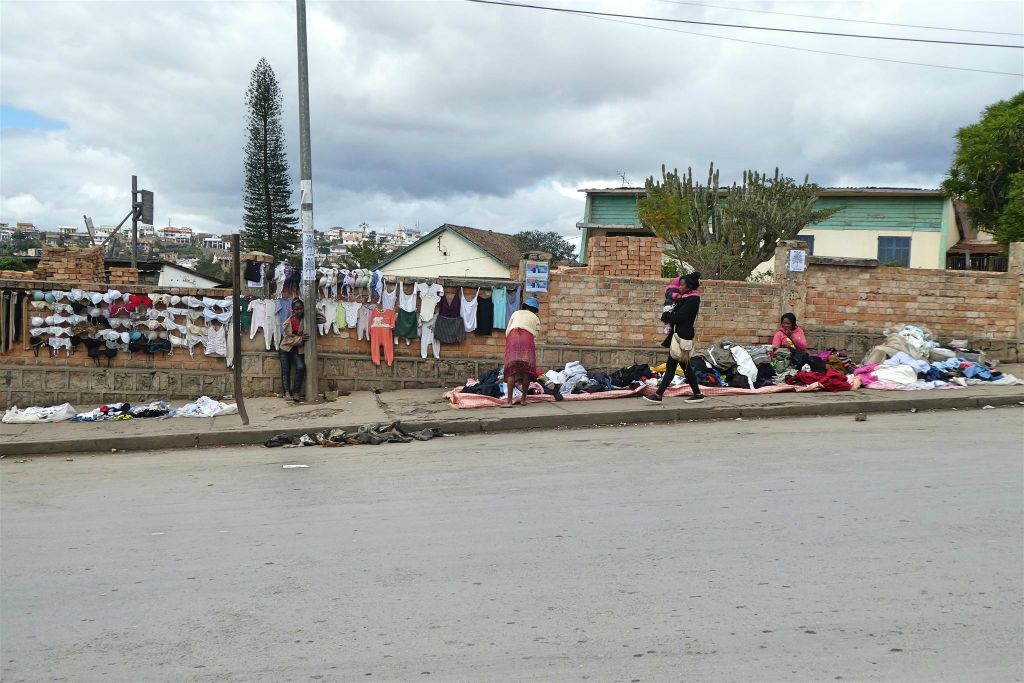 FIANARANTSOA - de kleding en lingerie verkoop op straat