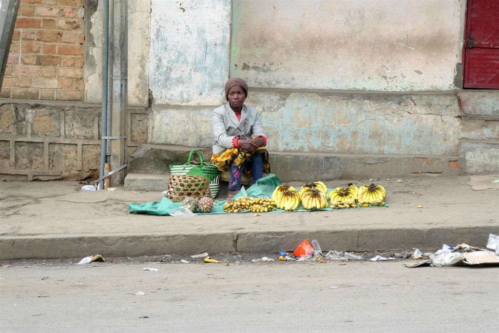 FIANARANTSOA - een vrouw die fruit verkoopt op straat