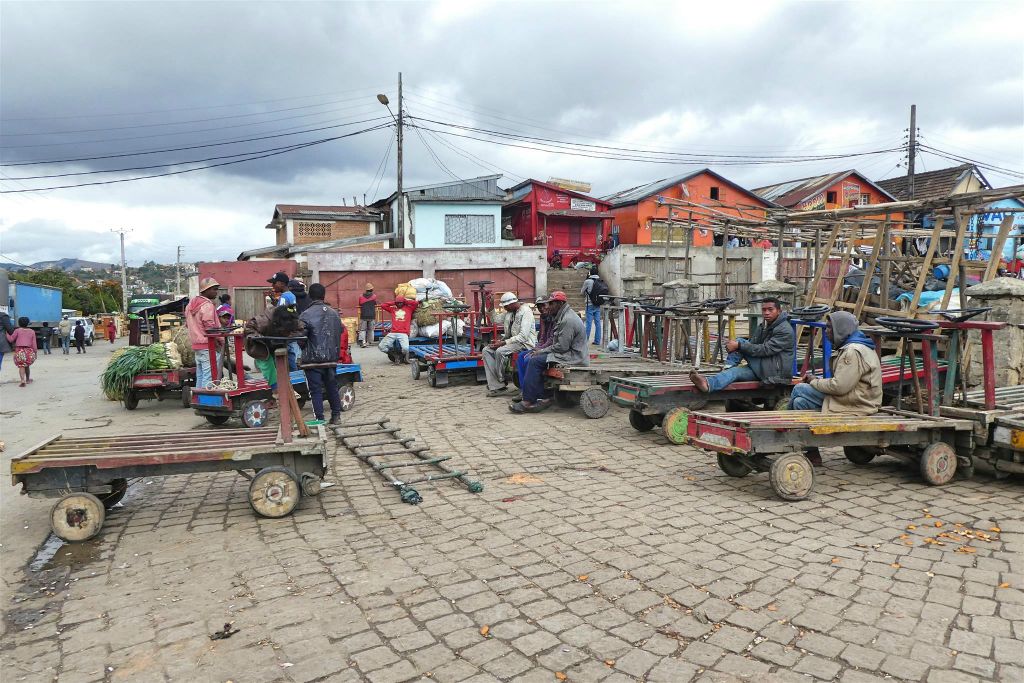 FIANARANTSOA - de verzamelplaats van het goederen transport bij een markt
