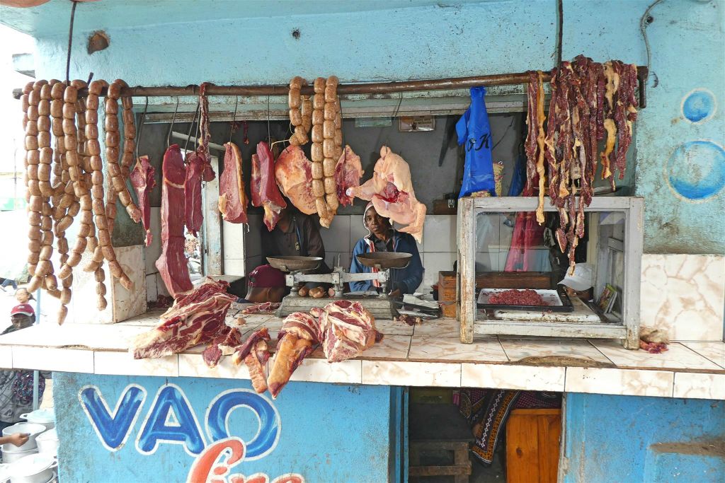 FIANARANTSOA - een slager op een markt