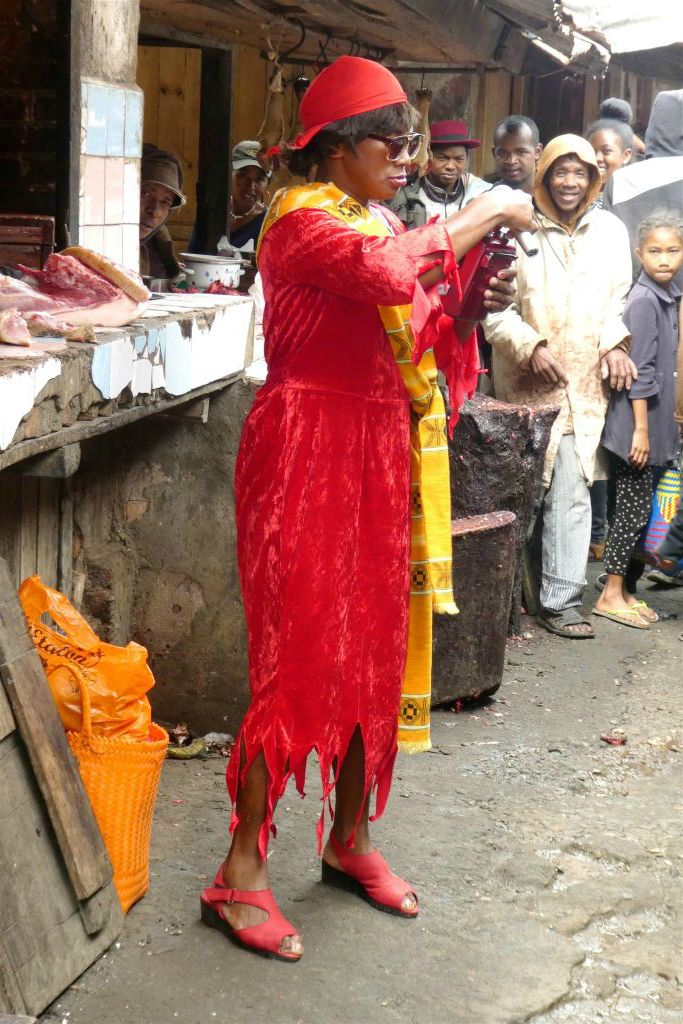 FIANARANTSOA - een artiest op een markt