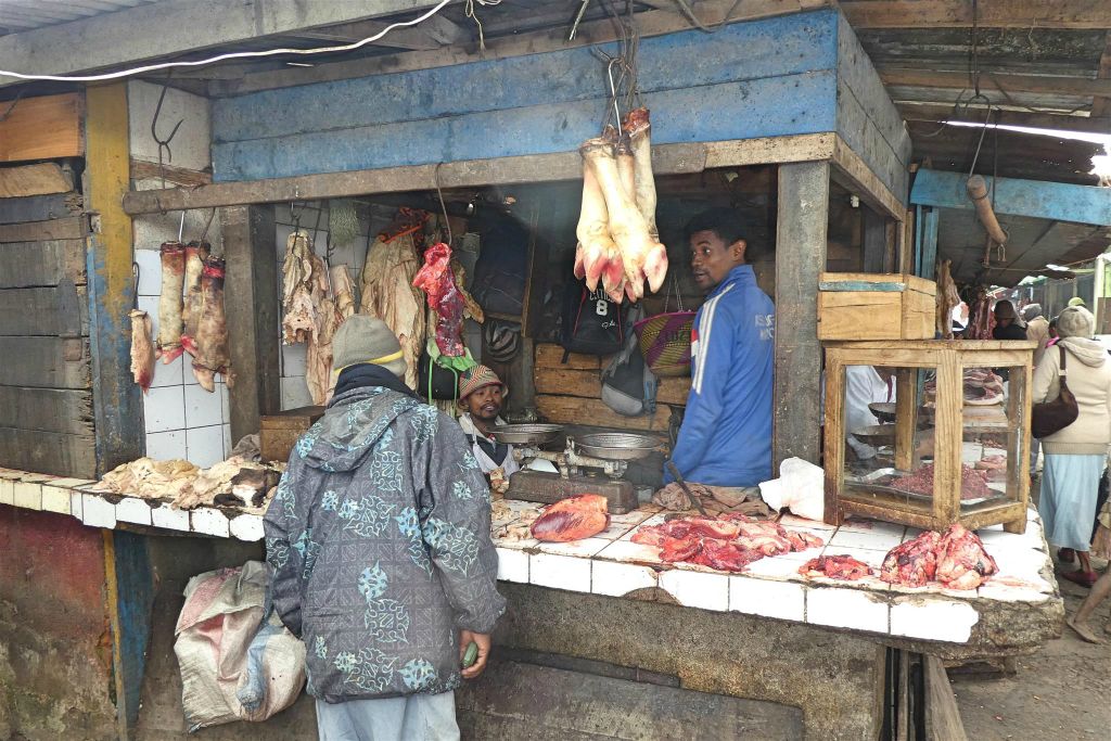 FIANARANTSOA - een slager op een markt