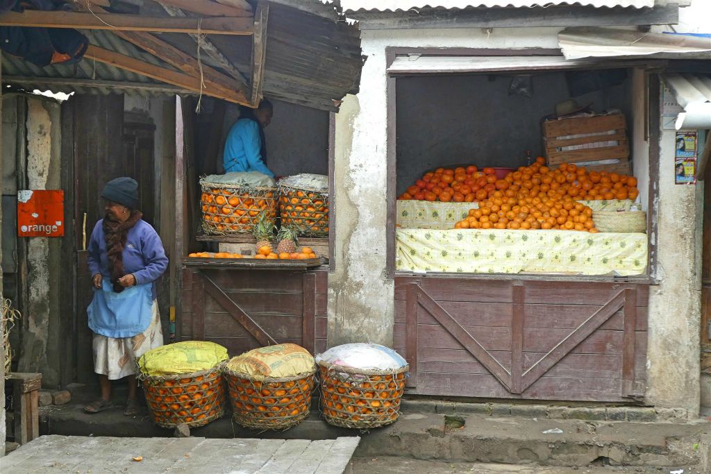 FIANARANTSOA - een kraam met sinaasappels op een markt