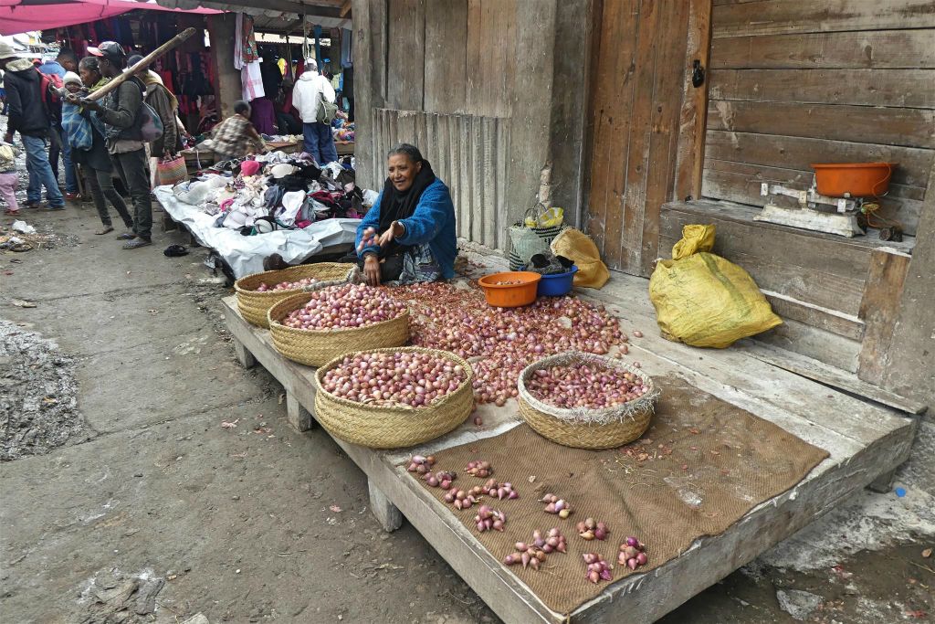 FIANARANTSOA - een kraam met uien op een markt