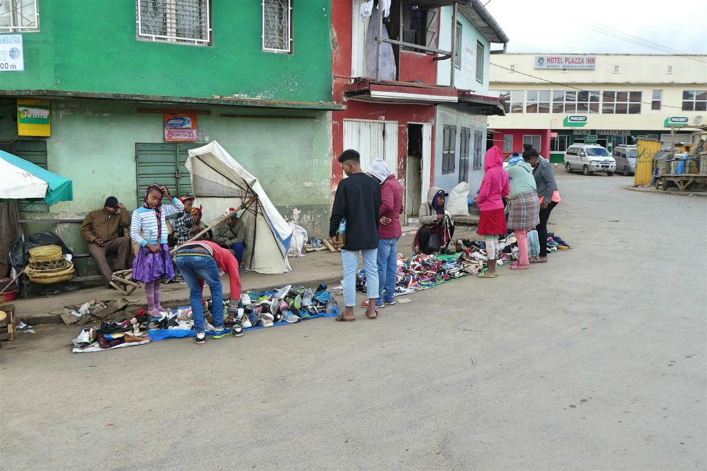 FIANARANTSOA - de verkoop van schoenen op straat