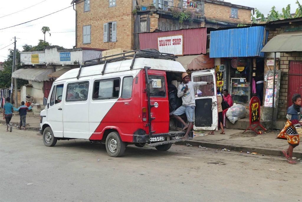 FIANARANTSOA - een minibus