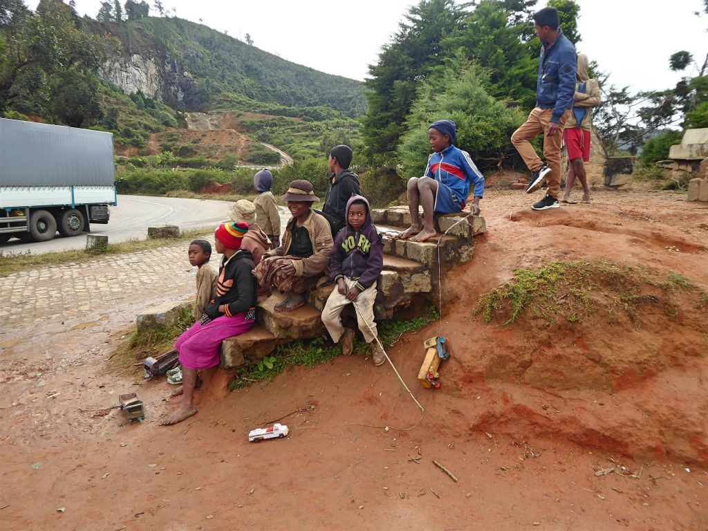 RANOMAFANA -> AMBOHIMAHASOA - enkele kinderen met een speelgoed auto