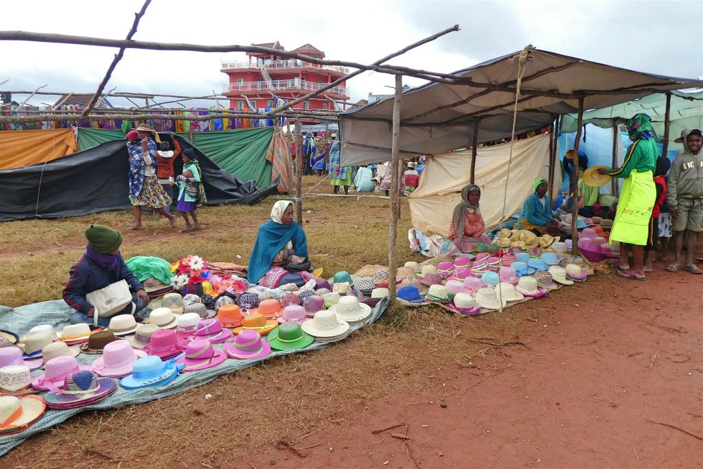 AMBOHIMAHASOA - de hoeden verkoop op een markt