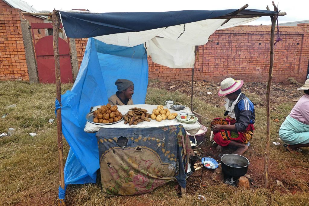 AMBOHIMAHASOA - een eetstalletje op een markt