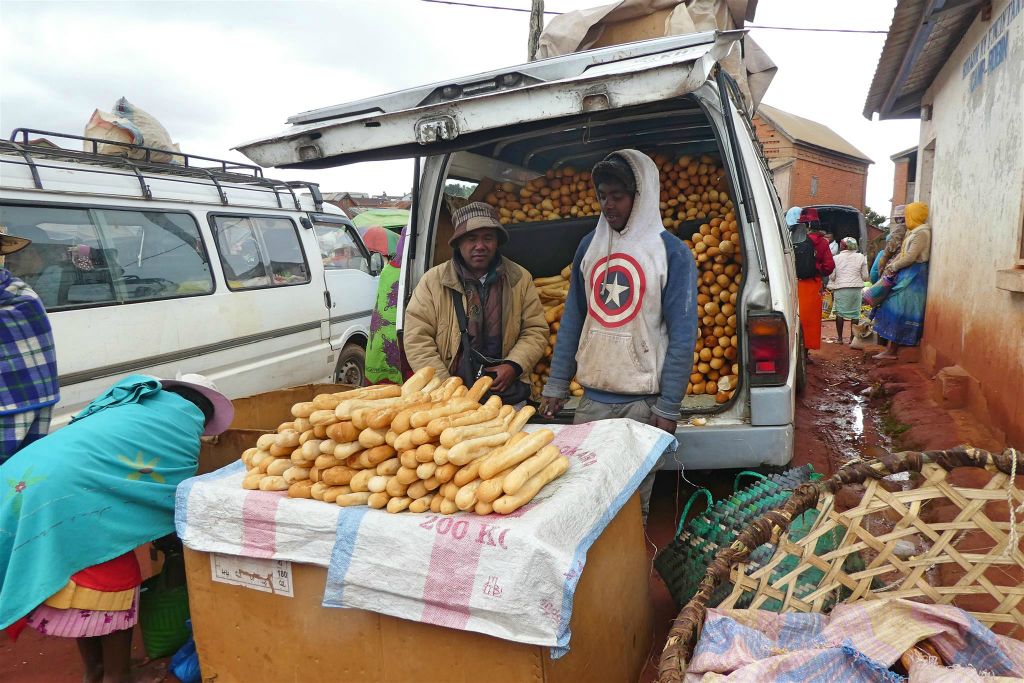 AMBOHIMAHASOA - de verkoop van stokbrood op een markt