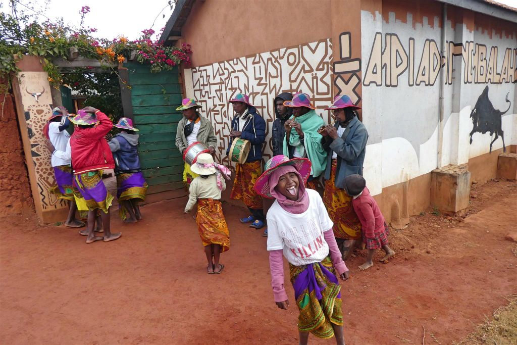AMBOHIMAHASOA - de muzikanten bij het restaurant waar we de lunch hadden