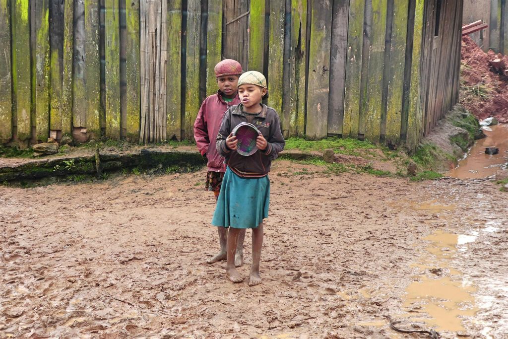 IFASINA - twee kinderen in het dorp